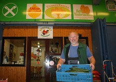 Nella foto, Uwe Heiden di Groothandel Grove. In questo magazzino viene rappresentata anche Helle Niedersachsen. Helle Niedersachsen e' l'organizzazione di vendita per patate e cipolle provenienti da Lüneburger Heide, la zona di coltivazione delle patate piu' importante in Germania. Uwe ha riferito che, in Germania, la superficie coltivata a patate e' molto grande e che per questo motivo e' presente una sovrapproduzione, con prezzi bassi. Oltre a patate e cipolle, l'azienda acquista anche altri prodotti come i pomodori e i cetrioli olandesi. (www.helle-niedersachsen.de)