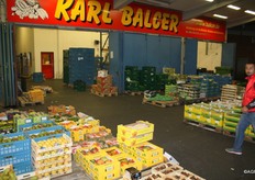 "Karl Balcer e' importatore e grossista e dispone di un assortimento completo. Questo e' quanto ha riferito il proprietario Matthias Reichelt. "Acquistiamo piccoli volumi, in modo da fornire prodotti sempre freschi." L'azienda si dedica principalmente ai canali catering, cucina e gastronomia. (www.balcer.de)"