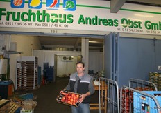 L'azienda di commercio di frutta e verdure Andreas Obst Gmbh offre un pacchetto completo e vende anche prodotti pronti come verdure tagliata, dessert e latticini. Il proprietario e' Andreas Obst, presente nella foto mentre mostra i prodotti spagnoli. Andreas Obst importa molto via Paesi Bassi, vista la velocita' delle consegne. (www.fruchthaus-obst.de)