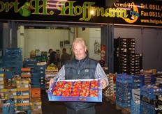 Helge Hoffmann di Fruchtimport Hoffmann vende ed importa di tutto. Eccolo nella foto con le fragole di sua produzione. La societa' di importazione della frutta Helge Hoffmann e' stata costituita nel 2008 da Helge. (www.helgehoffmann.net)