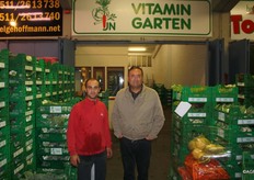 VitaminGarten coltiva diversi ortaggi tedeschi e provvede anche a confezionarli. Vendono ortaggi come broccoli, cavolfiore, cavolo cinese, cavolo romanesco e insalata. Circa l'85% dei prodotti e' destinato alla vendita al dettaglio (tra cui Edeka e Metro) e il resto viene venduto sul mercato all'ingrosso. Il proprietario Jörg Noltemeyer e' a destra nella foto.