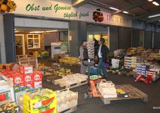 Una panoramica di HLF H. Lotze. HLF dispone di un grande assortimento e rifornisce le societa' di catering. L'azienda offre un abbonamento denominato Vitamix che permette di ordinare una cassetta di ortofrutticoli ogni settimana. (www.lotze.frucht.de)
