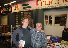 Andreas Hover di Fruchthof Hannover (a sinistra). Hover fornisce un mix di frutta e verdura e importa da diverse nazioni europee. Andreas ha riferito che inizialmente forniva anche verdura tagliata ma che non e' riuscito a tenere testa ai supermercati che offrono questi prodotti a prezzi molto competitivi. Per quanto riguarda gli altri prodotti, l'azienda all'ingrosso puo' ancora distinguersi grazie all'ottima qualita'.