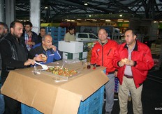 Dopo alcune ore di lavoro, Mehmet Kahraman chiama il suo personale per andare a fare colazione tutti insieme. Mix di verdure tagliate da mangiare con un panino: erano ottimi. Mehmet ci ha riservato un'ottima accoglienza ed abbiamo anche rimediato un panino.