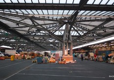 Verso le 7 di mattina, gran parte del commercio e' terminato. Molti ritirano tutto oppure evadono ancora qualche ordine.