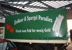 "Questa scritta in rima potrebbe tradursi: "Il Paradiso di Fragole e Asparagi – Fresco raccolto e non paghi molto"."