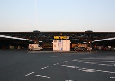 Dietro il mercato all'ingrosso c'era un supermercato Metro.