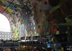 La vista all'interno e' mozzafiato. Le pareti sono un colorato insieme di immagini di prodotti freschi.