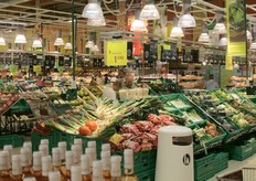 Qualche settimana fa, i nostri colleghi della redazione olandese si sono recati nel sud della Francia, dove hanno realizzato un reportage fotografico sui reparti frutta e verdura di alcuni supermercati (Carrefour, Casino, Mini Casino, Intermarché, Geant, Monoprix), oltre ad alcune bancarelle locali. Qui vediamo il reparto ortofrutta di Carrefour.