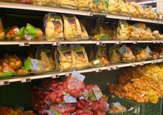 Vasto assortimento di patate confezionate.