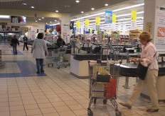 Trentadue casse gestiscono gli acquisti della clientela.