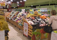 Questo e' Intermarche. Anche qui l'assortimento di frutta e verdura e' ampio.