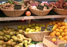 Agrumi e frutta esotica in cesti di vimini.