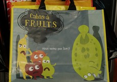 "Simpatico sacchetto per la frutta che recita "Busta per la F.R.U.T.T.A. Non sapete leggere?", per invitare a non trasportare cibi dall'odore troppo penetrante nello stesso sacchetto della frutta."