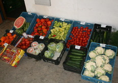 Molti prodotti vengono presentati direttamente in anonime cassette di plastica.