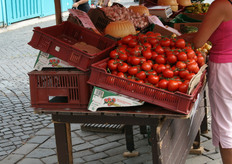 Una mezza cassetta viene posta sotto i contenitori di plastica, per ottenere una migliore presentazione della merce.