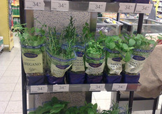 C'e' anche un espositore per le erbe fresche in vasetto.