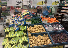 La merce e' disposta con maggiore cura rispetto ad altri negozi.