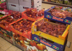 Pesche e nettarine di provenienza italiana ed estera.