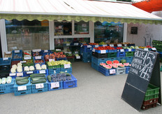 Negozio di ortofrutta con esposizione della merce ben curata.