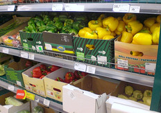 Il reportage fotografico che mostriamo qui di seguito testimonia della crescente presenza sul mercato ceco, accanto a frutta e verdura d'importazione da paesi dell'UE come Italia, Olanda e Belgio, anche di merce proveniente da fornitori dell'est europeo. Qui siamo in un punto vendita Tesco, dove l'offerta di peperoni olandesi appare molto frammentaria, con la presenza di diversi fornitori.