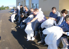 Durante la visita alla Natural Growers, a gestione olandese, vengono indossate tute e guanti igienici.
