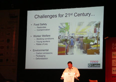 Jonathan Sutton della Tesco durante l'Asiafruit Congress. La diapositiva alle sue spalle mostra le sfide che i traders dell'ortofrutta dovranno affrontare negli anni a venire.