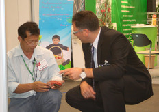 Corne Ooms della compagnia olandese The Greenery spiega che si tratta di mini-pomodorini formato bacca della ZGN. Sono i famosi tomberries (o pomo-bacche) di cui abbiamo parlato anche nell'edizione di FreshPlaza del 20/06/2007!