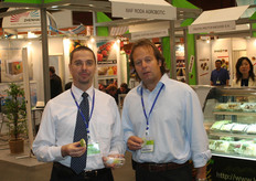 Dennis Verkooij e il suo collega di Bombay della Kuehne & Nagel.