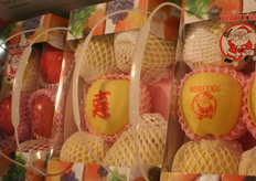 Frutta da regalo, stampigliata per l'occasione (compleanni, Natale, ecc.) L'inchiostro utilizzato per la stampa è commestibile ed è disponibile in diversi colori. L'acquirente può così personalizzare il messaggio d'auguri, senza compromettere la qualità dei frutti.