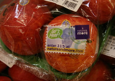 Simpatica iniziativa: i consumatori possono imparare a conoscere i produttori attraverso dei francobolli personalizzati, applicati sui prodotti.