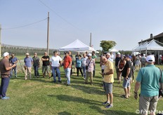 Si è svolto giovedì 16 giugno 2022 l’open day Salvi Vivai. Un appuntamento che ha confermato le presenze delle scorse edizioni: sono state infatti circa 200 le persone che nel corso della mattinata sono arrivate a Runco di Portomaggiore, in provincia di Ferrara, per visitare il ceraseto sperimentale ad altissima densità di ciliegio Sweet (fotoservizio Cristiano Riciputi)