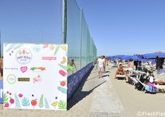 All'ingresso della spiaggia i turisti sono accolti dal 'benvenuto' delle aziende