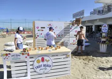 Attività in spiaggia per sensibilizzare al consumo di frutta