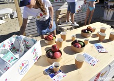 Giochi e frutta, binomio vincente in spiaggia 