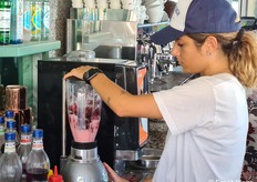 Fra le proposte, anche cocktail e bevande a base di frutta realizzate al momento