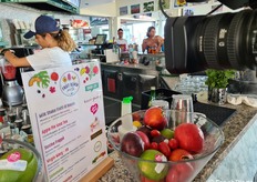 Frutta e folder espositivi anche nei bar