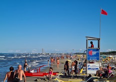 La prima tappa si è svolta sulla spiaggia di Cervia: sullo sfondo il grattacielo di Cesenatico