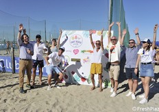 E' iniziato l'8 luglio sulla spiaggia di Cervia (Ravenna), presso il Fantini Club, il Fruit Beach Party coordinato da SG Marketing con la collaborazione di sei partner: Berryway, lamponi e mirtilli; Citrus limone verdello; Pink Lady Mela; Solarelli pesca nettarina di Romagna Igp; Metis susina; Moncada, pomodori datterino, ciliegino e camone.Molto curata la parte comunicativa (Agenzia Primapagina di Cesena) con la presenza di giornalisti compresa una troupe tv (7Gold)(foto servizio Cristiano Riciputi)