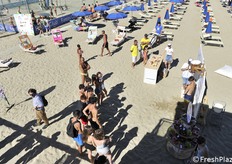 Attività in spiaggia per sensibilizzare al consumo di frutta
