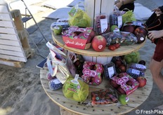 Frutta in esposizione in spiaggia