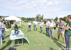 Alcuni dei partecipanti mentre ascoltano una presentazione