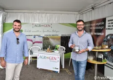 Qui Alessandro Menci con un dettaglio di Energen Plus, concime per il ripristino della fertilità del suolo. Il prodotto è particolarmente richiesto da frutticoltori e orticoltori.