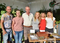 Foto di gruppo presso lo stand Exoticplant Vivaio di Francesco Maule. Da sinistra a destra: Luca, Anna, Francesco, Cristiana, Antonella e Chiara.