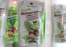 Marroni pelati e cotti al vapore conservati in buste salva-freschezza, in versione bio.