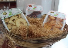 La frutta essiccata è 100% naturale, senza aggiunta du zuccheri, conservanti o coloranti.