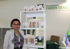 Elsa Campus dell'azienda agricola Fabbri Denis, specializzata nella produzione e vendita di noci.