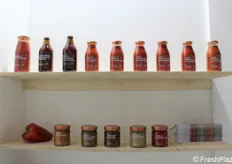 La linea di trasformati biologici a marchio Convivia. Una curiosità: la salsa pronta di pomodoro ciliegino viene confezionata in bottiglie che si utilizzano normalmente per la birra, in memoria di tradizioni antiche e casalinghe.