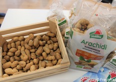 Tra questi le arachidi tostate e confezionate.