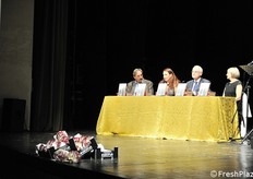 Sul palco, l'editore Manuele Del Miglio, Cristiana Furiani, Lino e Giusi Venturini